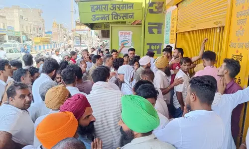 बढ़ती किल्लत के बीच सिरसा के किसान डीएपी खाद के लिए सूर्योदय से पहले ही कतार में लग गए बढ़ती किल्लत के बीच सिरसा के किसान डीएपी खाद के लिए सूर्योदय से पहले ही कतार में लग गए