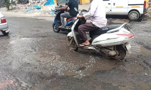सड़क पर जगह-जगह गड्ढे: वाहन चालकों के लिए लगातार नर्क