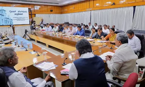 सड़क के गड्ढे: मुख्यमंत्री सिद्धारमैया ने अधिकारियों पर निशाना साधा