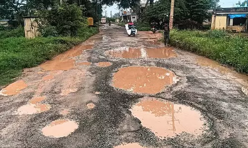 Devanahalli : हवाई अड्डे को जोड़ने वाली सड़क कीचड़ से भरी हुई है Devanahalli : हवाई अड्डे को जोड़ने वाली सड़क कीचड़ से भरी हुई है