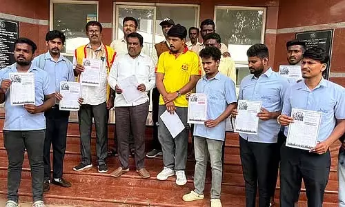स्थानीय लोगों को काम से निकाला गया: कल से अनिश्चितकालीन हड़ताल स्थानीय लोगों को काम से निकाला गया: कल से अनिश्चितकालीन हड़ताल