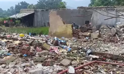 बौध पटाखा गोदाम में बड़ा विस्फोट: एक की मौत, 10 घायल