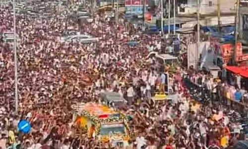 असम में ज़ुबीन गर्ग का पार्थिव शरीर घर पहुंचने पर श्रद्धांजलि अर्पित की गई
