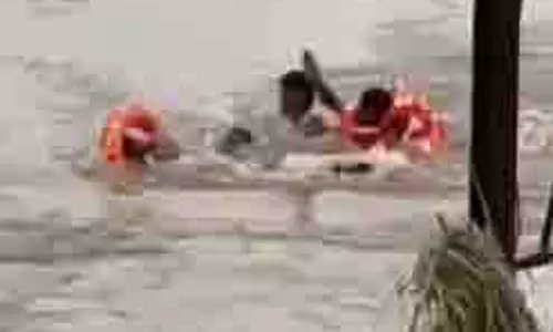 Solapur: महिला को सिना नदी में गिरने के बाद बहादुर युवकों ने बचाया