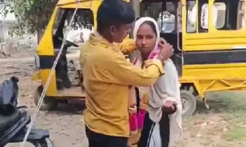 भतीजे पर रेप का आरोप, खुलासे के बाद पुलिस स्टेशन में उससे ही महिला की शादी