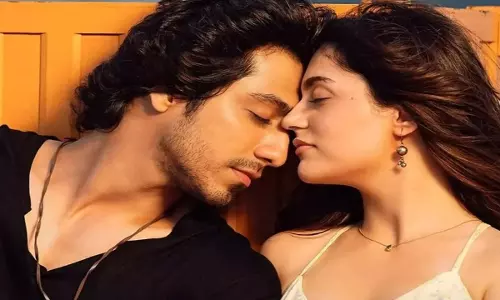 क्या आदित्य चोपड़ा की वजह से अनीत पड्डा और अहान पांडे छुपा रहे हैं रोमांस?