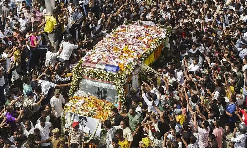 गायक जुबीन गर्ग का पार्थिव शरीर घर के लिए रवाना, अंतिम दर्शन के लिए सड़कों पर उमड़े हजारों लोग गायक जुबीन गर्ग का पार्थिव शरीर घर के लिए रवाना, अंतिम दर्शन के लिए सड़कों पर उमड़े हजारों लोग