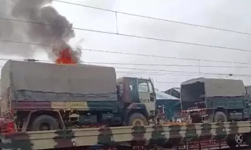 Ujjain रेलवे स्टेशन पर मालगाड़ी पर जा रहे सेना के ट्रक में हाईटेंशन तार से टकराने के बाद आग लग गई