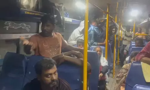 KGF : बस की छत से पानी टपकने पर यात्रियों का विरोध प्रदर्शन KGF : बस की छत से पानी टपकने पर यात्रियों का विरोध प्रदर्शन