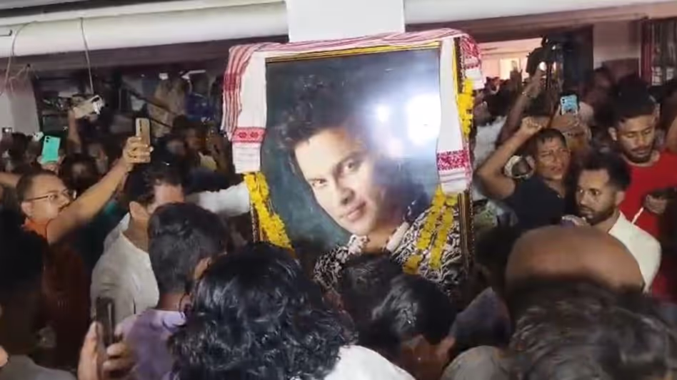 Assam : ज़ुबीन के घर पर हज़ारों लोग जमा, राज्य उनके पार्थिव शरीर का इंतज़ार कर रहा
