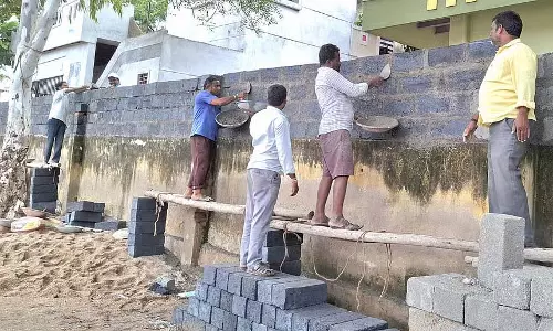 Koppal : दानदाताओं की मदद से स्कूल परिसर का निर्माण