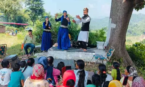 Himachal: लोक कार्यक्रम महिला कल्याण योजनाओं को बढ़ावा देता है