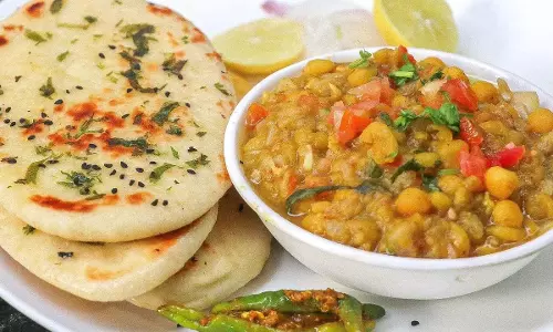Chole Kulche: एक स्वादिष्ट पंजाबी स्ट्रीट फूड रेसिपी Chole Kulche: एक स्वादिष्ट पंजाबी स्ट्रीट फूड रेसिपी