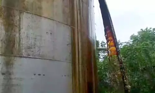 Mandya : माईशुगर फैक्ट्री में गुड़ का टैंक लीक