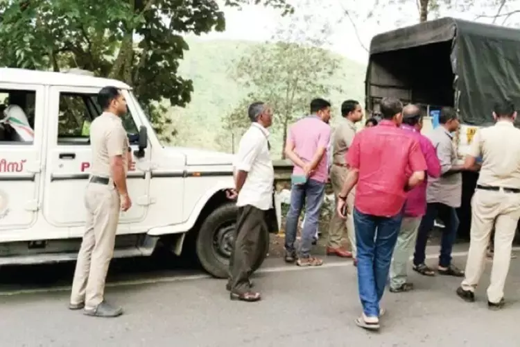 तमिल फिल्म के सेट पर खाने की बर्बादी के बाद इडुक्की के टैक्सी ड्राइवरों ने पंचायत को चेताया तमिल फिल्म के सेट पर खाने की बर्बादी के बाद इडुक्की के टैक्सी ड्राइवरों ने पंचायत को चेताया