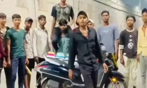 दोस्त के कंधे में बैठ बर्थडे बॉय ने लहराया तलवार, बीच सड़क में काटा केक, वीडियो वायरल