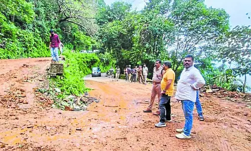 अगुम्बे घाट पर भूस्खलन साफ: यातायात के लिए खुला अगुम्बे घाट पर भूस्खलन साफ: यातायात के लिए खुला