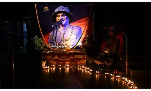 गायक Zubeen Garg का पार्थिव शरीर गुवाहाटी हवाई अड्डे पर पहुंचा गायक Zubeen Garg का पार्थिव शरीर गुवाहाटी हवाई अड्डे पर पहुंचा