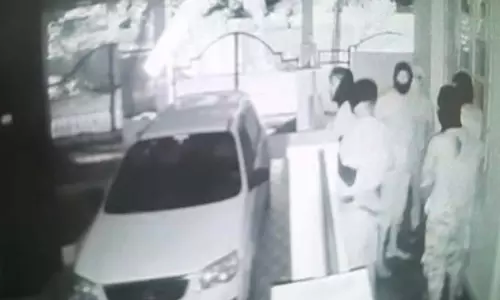 एक भीड़ ने एक डॉक्टर के घर के परिसर में तोड़फोड़ की एक भीड़ ने एक डॉक्टर के घर के परिसर में तोड़फोड़ की
