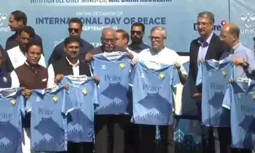 CM उमर ने हम्मेल के साथ रियल कश्मीर एफसी की पीस जर्सी का अनावरण किया CM उमर ने हम्मेल के साथ रियल कश्मीर एफसी की पीस जर्सी का अनावरण किया