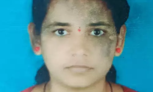 Davangere : पति ने अदालत परिसर में पत्नी पर चाकू से हमला किया Davangere : पति ने अदालत परिसर में पत्नी पर चाकू से हमला किया