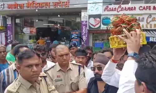 चूड़ी लेकर प्रदर्शन, पुलिस अफसरों के साथ दुर्व्यवहार