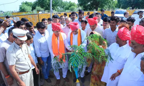 Jaipur: मंत्री ने बाड़मेर के शिवाजी नगर में किया ग्रामीण सेवा शिविर का निरीक्षण Jaipur: मंत्री ने बाड़मेर के शिवाजी नगर में किया ग्रामीण सेवा शिविर का निरीक्षण