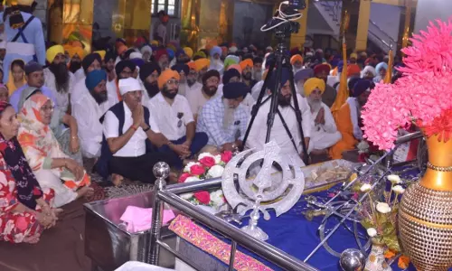 MP बृजमोहन अग्रवाल ने दरबार साहिब के आगे मत्था टेका