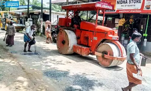 Kerala : कल्लूर रोड पर गड्ढे भरने शुरू Kerala : कल्लूर रोड पर गड्ढे भरने शुरू