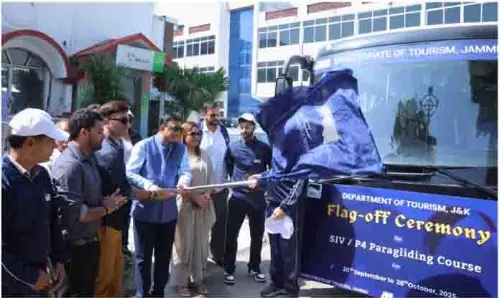 पर्यटन निदेशक ने पैराग्लाइडिंग पायलटों को एडवांस कोर्स के लिए Himachal रवाना किया पर्यटन निदेशक ने पैराग्लाइडिंग पायलटों को एडवांस कोर्स के लिए Himachal रवाना किया