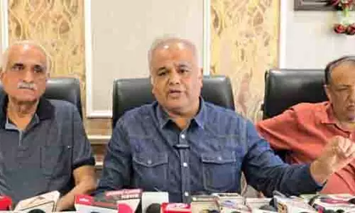 यातायात अव्यवस्था के कारण जम्मू के व्यापारियों को आर्थिक नुकसान का सामना करना पड़ रहा: Deepak यातायात अव्यवस्था के कारण जम्मू के व्यापारियों को आर्थिक नुकसान का सामना करना पड़ रहा: Deepak