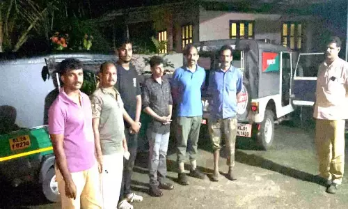 Kerala : वन रक्षकों ने रात में हाथियों के झुंड में फंसे युवकों को बचाया