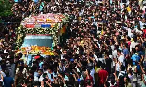 Assam: शोक में डूबा, ज़ुबीन गर्ग को सरुसजाई में दी जाएगी अंतिम विदाई Assam: शोक में डूबा, ज़ुबीन गर्ग को सरुसजाई में दी जाएगी अंतिम विदाई