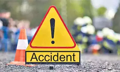 Andhra : कुत्ते से बचने के चक्कर में कार डिवाइडर से टकराई तीन की मौत Andhra : कुत्ते से बचने के चक्कर में कार डिवाइडर से टकराई तीन की मौत