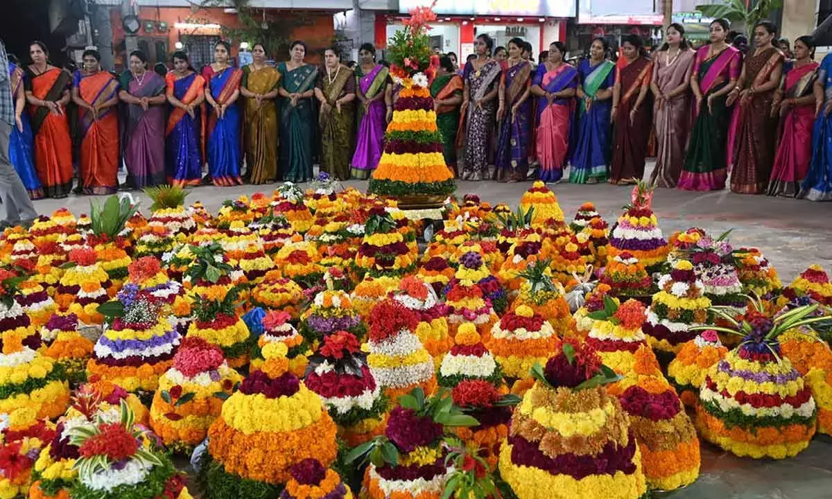 Telangana: बथुकम्मा का नौ दिवसीय उत्सव आज से शुरू हो रहा है Telangana: बथुकम्मा का नौ दिवसीय उत्सव आज से शुरू हो रहा है