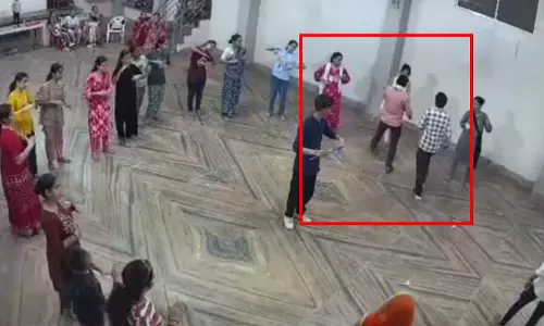 युवती के अपहरण का LIVE वीडियो, 2 महिलाओं समेत 6 लोग कैमरे में कैद, मचा हड़कंप युवती के अपहरण का LIVE वीडियो, 2 महिलाओं समेत 6 लोग कैमरे में कैद, मचा हड़कंप