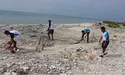 Palghar: छात्रों ने केल्वे बीच पर संभाली सफाई की कमान
