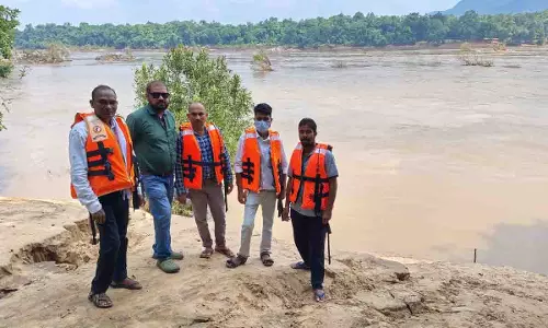छत्तीसगढ़: नक्सल प्रभावित क्षेत्रों में स्वास्थ्य सेवाओं की पहुंच, नदी में खुद नाव चलाकर गांव पहुंचे स्वास्थ्य विभाग के कर्मचारी