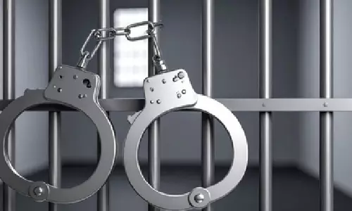Delhi में रैपिडो सवार गिरफ्तार, पिस्तौल और 11 मोबाइल फोन जब्त Delhi में रैपिडो सवार गिरफ्तार, पिस्तौल और 11 मोबाइल फोन जब्त