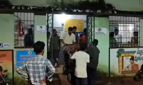 Odisha : ट्रेन की चपेट में आने से लड़की की मौत, मां और बहन गंभीर Odisha : ट्रेन की चपेट में आने से लड़की की मौत, मां और बहन गंभीर