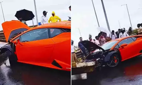 Mumbai: तेज रफ्तार लेम्बोर्गिनी डिवाइडर से टकराई Mumbai: तेज रफ्तार लेम्बोर्गिनी डिवाइडर से टकराई