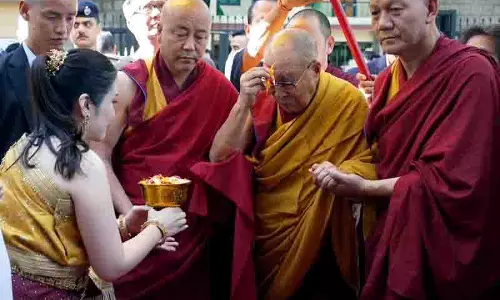 90 वर्षीय Dalai Lama की आध्यात्मिक यात्रा पर विचार 90 वर्षीय Dalai Lama की आध्यात्मिक यात्रा पर विचार