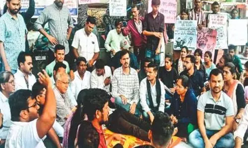 शोध छात्रों का छठा दिन विरोध प्रदर्शन, सरकार की कार्रवाई पर सवाल