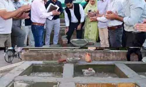 DC Srinagar ने सार्वजनिक शौचालय परिसर पर काम शुरू किया DC Srinagar ने सार्वजनिक शौचालय परिसर पर काम शुरू किया