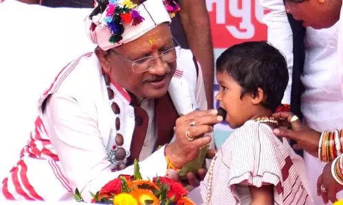 मुख्यमंत्री साय का आत्मीय और वात्सल्यपूर्ण व्यवहार, नन्ही बच्ची को दुलारते हुए खिलाया महुआ लड्डू