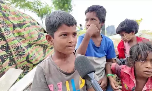 Gajularamaram में बुलडोजरों द्वारा गरीब घरों को ध्वस्त करने का हृदय विदारक दृश्य