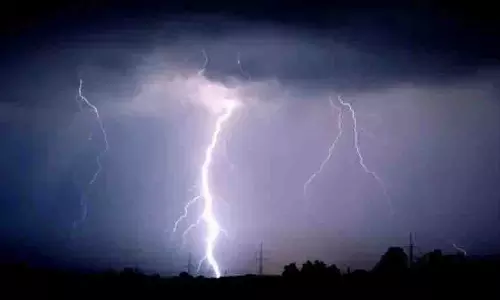 Odisha: धान के खेत में काम करते समय बिजली गिरने से एक महिला की मौत Odisha: धान के खेत में काम करते समय बिजली गिरने से एक महिला की मौत