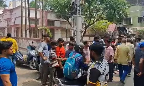 Sakherbazar में डिलीवरी बॉय की पिटाई, युवक के सिर पर 8 टांके लगे Sakherbazar में डिलीवरी बॉय की पिटाई, युवक के सिर पर 8 टांके लगे