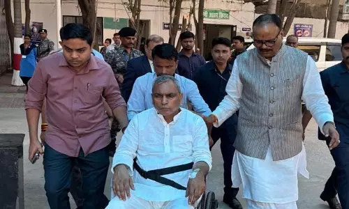 ओमप्रकाश राजभर की बिगड़ी तबियत, डिप्टी CM ब्रजेश पाठक ने RML अस्पताल पहुँचाया ओमप्रकाश राजभर की बिगड़ी तबियत, डिप्टी CM ब्रजेश पाठक ने RML अस्पताल पहुँचाया