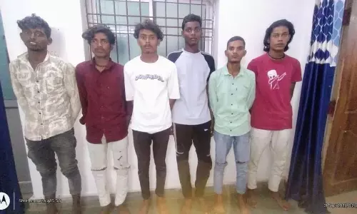 सड़क पर तलवार से केक काटना पड़ा महंगा, पुलिस ने 15 युवकों को दबोचा सड़क पर तलवार से केक काटना पड़ा महंगा, पुलिस ने 15 युवकों को दबोचा